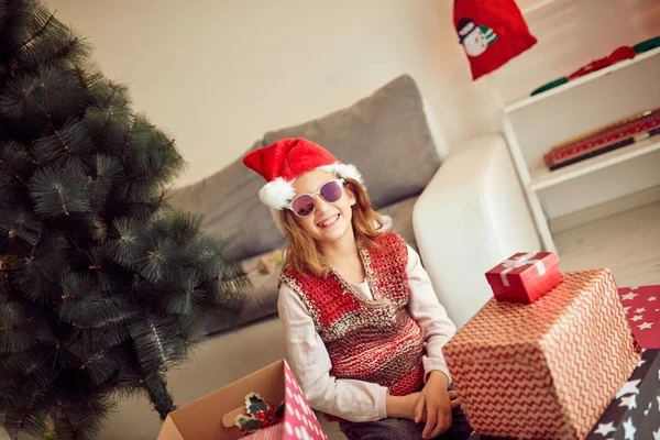 Mädchen bereitet glänzende Dekoration für Weihnachten / Neujahr vor — Stockfoto