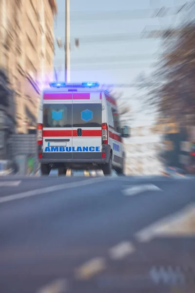 Paramédico 911 Carro Ambulância Correndo Rápido Através Cidade Grande — Fotografia de Stock