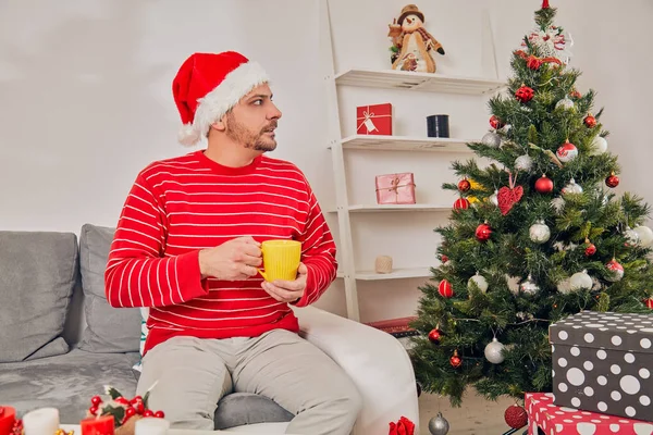 Uomo in attesa di Natale / Capodanno da solo a casa . — Foto Stock