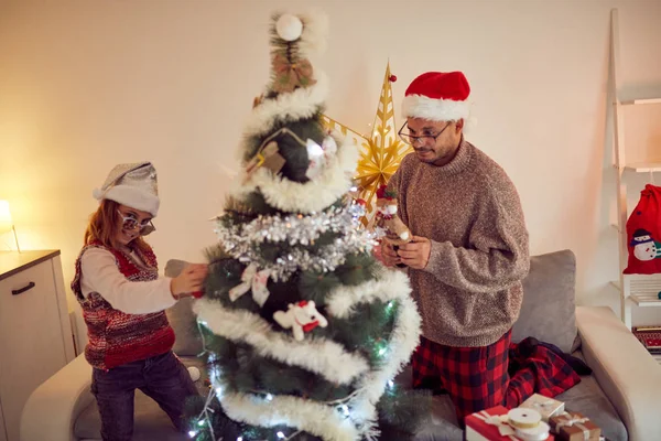 Vater und Tochter genießen Weihnachten / Neujahr. — Stockfoto