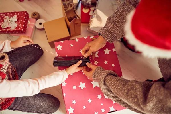 Baba ve kızı Noel 'de zevk/yeni yıl zamanı. — Stok fotoğraf