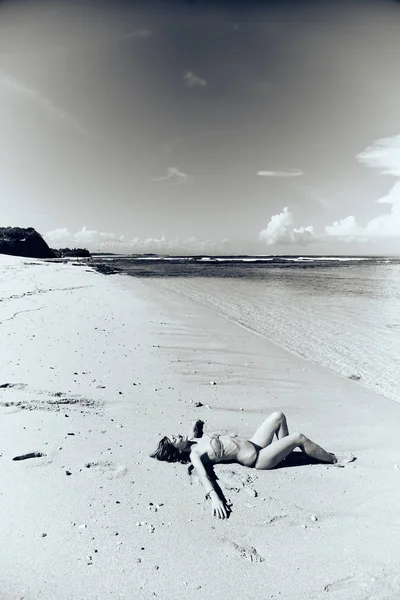Mujer delgada disfrutando en una playa tropical de arena . — Foto de Stock
