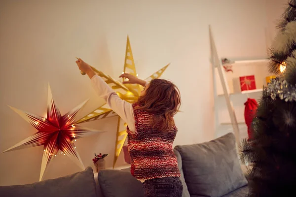 Menina preparando decoração brilhante para o Natal / Ano Novo — Fotografia de Stock