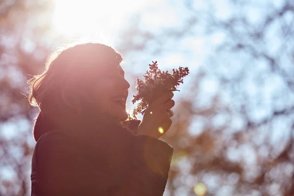 Carino ragazza profumata bel mazzo di fiori in natura . — Foto Stock