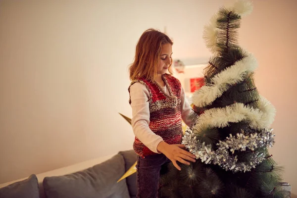 Mädchen bereitet glänzende Dekoration für Weihnachten / Neujahr vor — Stockfoto