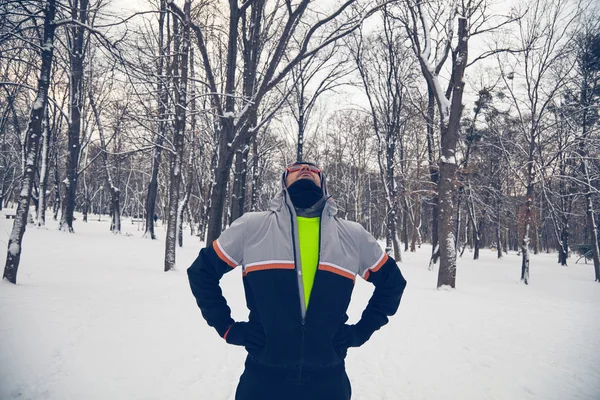 Man jogging in snowy park and cold weather. — Stock Photo, Image