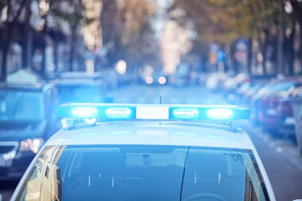 Voiture de police avec feux bleus sur la scène de crime dans la circulation / urba — Photo