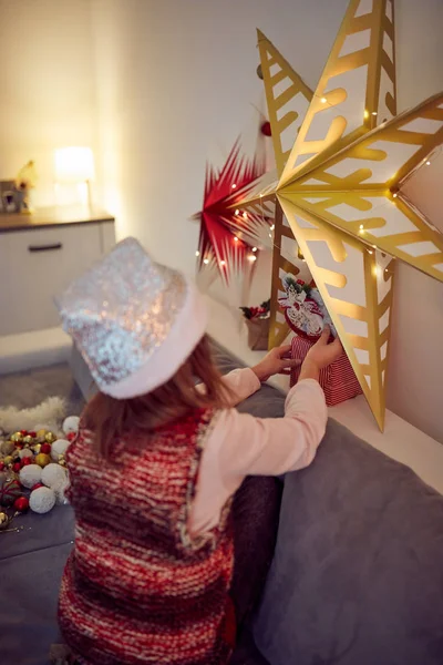 Menina preparando decoração brilhante para o Natal / Ano Novo — Fotografia de Stock