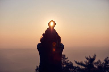 Silah geniş açık gündoğumu/günbatımı zaman zevk kadın.