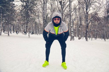 Adam karlı park ve soğuk hava koşu.