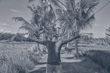 Zevk tropikal iklim geniş açık kollu adam.