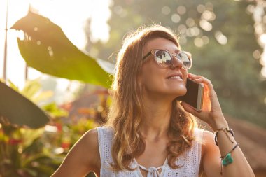 Kadın Park/Bahçe açık havada cep telefonu kullanarak.