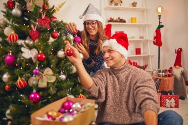 Mutlu çift ağacı Yılbaşı gecesi dekorasyon / Noel arifesi.