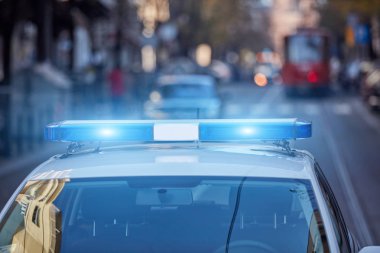 Trafik/urba suç mahallinde mavi ışıklar ile polis arabası
