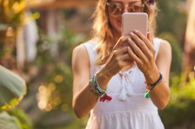 Kadın Park/Bahçe açık havada cep telefonu kullanarak.