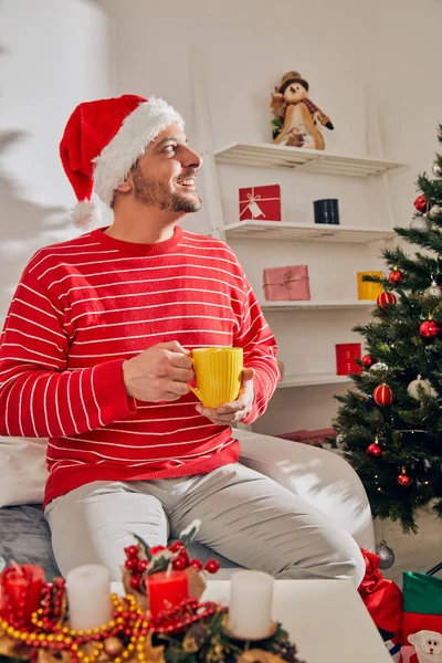 Homem esperando Natal / Ano Novo sozinho em casa . — Fotografia de Stock