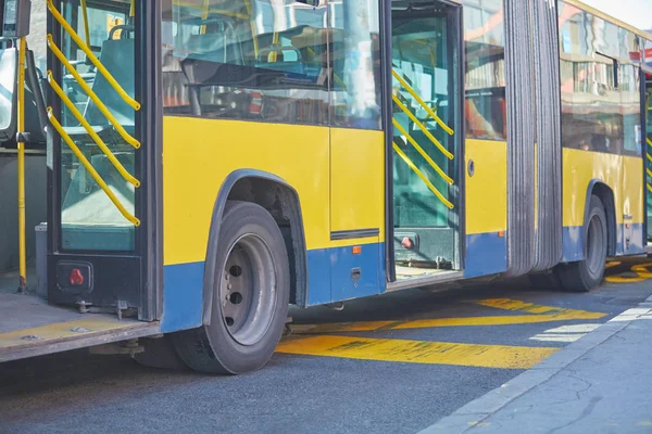 Transporte público / autobús en un entorno urbano en una estación. — Foto de Stock