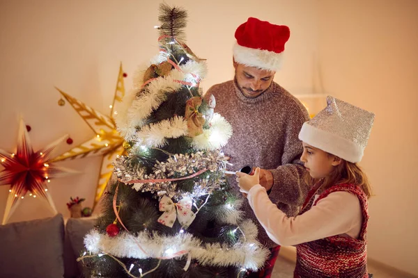 Ojciec i córka korzystających na Boże Narodzenie/nowy rok czas. — Zdjęcie stockowe