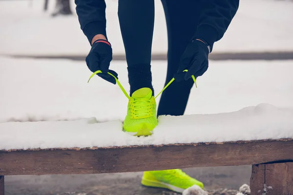 Szczegóły człowieka nogi jogging w parku w snowy czas. — Zdjęcie stockowe