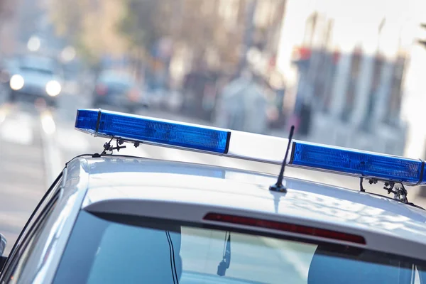 Полицейская машина с синими фонарями на месте преступления в пробке / урбе — стоковое фото