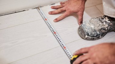 Ev Renovasyonu için bant ölçümü kullanan worksman.