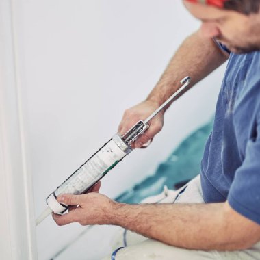 İşçi ev içinde duvarlar ve kapı çerçevesi için silikon kullanarak 