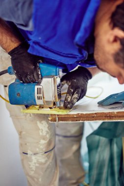 İki tamirci birlikte çalışan bir ev yenileme.