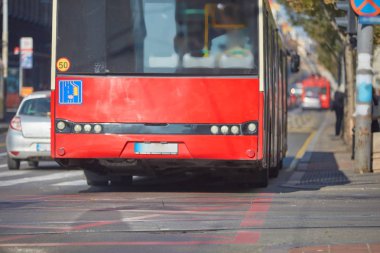 Cadde üzerinde kentsel çevrede toplu taşıma/otobüs.