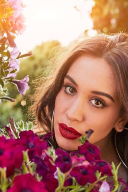 Yaz aylarında açık havada zevk genç kadın.