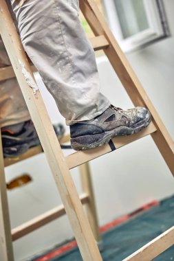 Merdiven ve tadilat ev işçi ayakta.