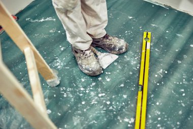 Gerçek ortamda ev yenilenmesi araçları ile işçi.