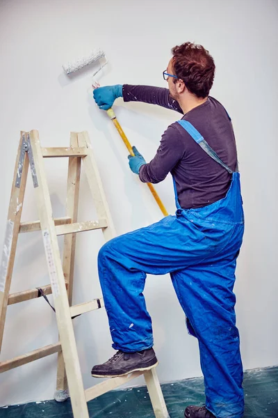 Lavoratore pittura pareti all'interno della casa - correzioni ristrutturazione . — Foto Stock