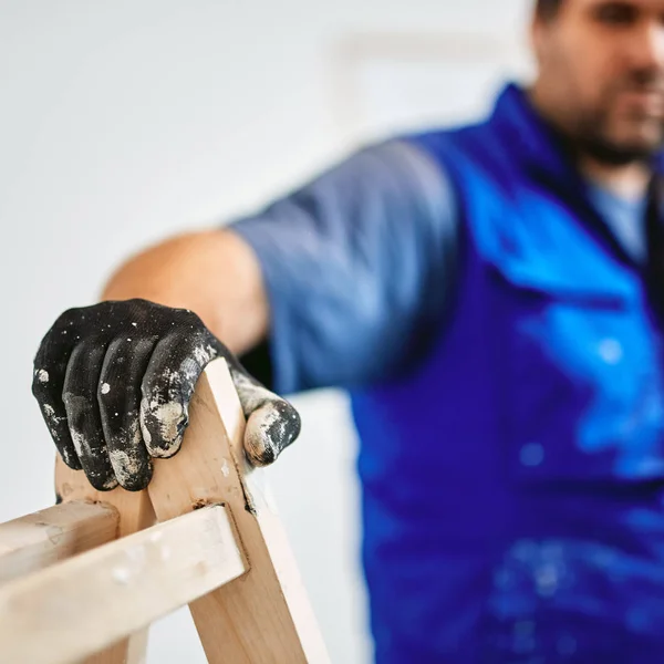 Paredes de pintura do trabalhador dentro da casa - consertos de renovação . — Fotografia de Stock