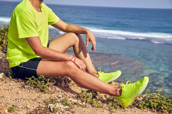 Okyanus yakınında tropikal egzotik uçurumun üzerinde uzanan Sportsman.