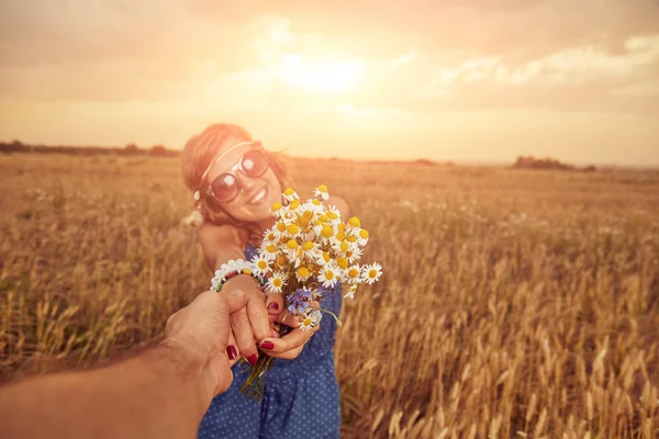 Genç çift zevk içinde bir buğday alan.