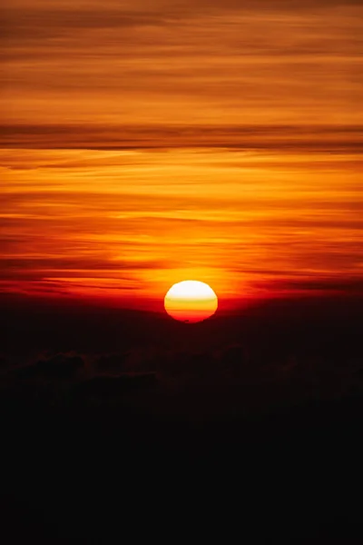 Salida / puesta del sol sobre las nubes y el horizonte en colores dorados . — Foto de Stock