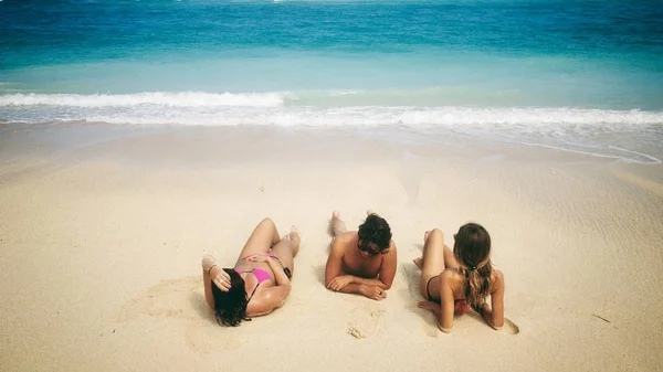 모래 열 대 바다에서 즐기는 친구 / 바다 해변. — 스톡 사진