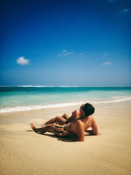 Pareja disfrutando en una playa tropical océano de arena . —  Fotos de Stock