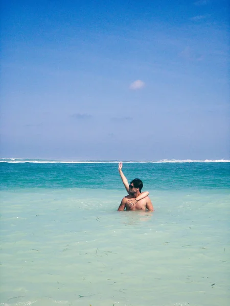 Pareja disfrutando en una playa tropical océano de arena . —  Fotos de Stock