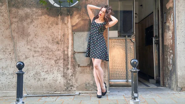 Mujer joven en vestido posando delante de la cámara . —  Fotos de Stock