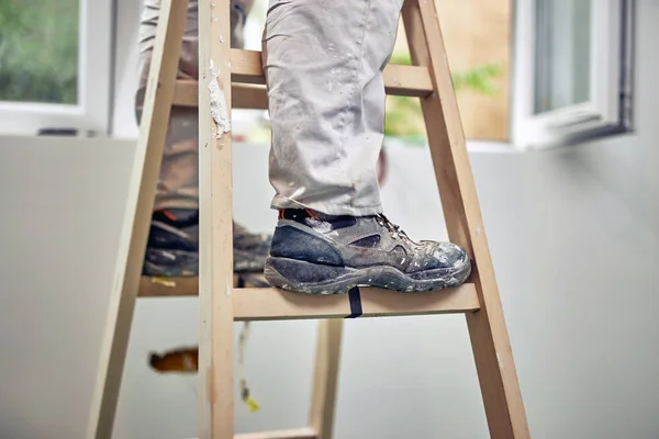 はしごの上に立ち、家を改装する作業員. — ストック写真
