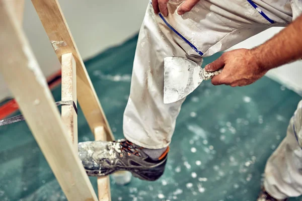 Trabajador de pie en la escalera y renovación de la casa . — Foto de Stock