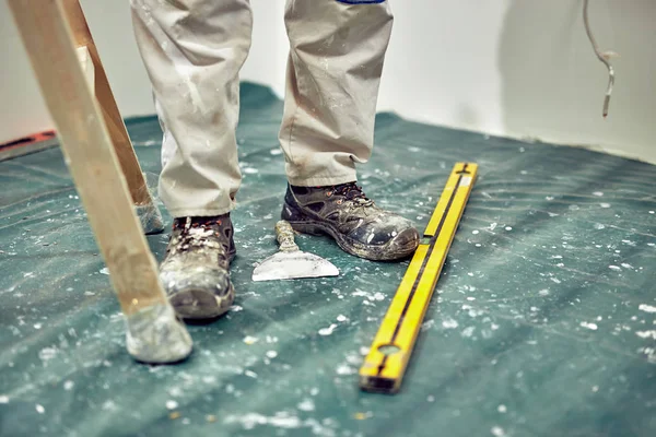 Arbeiter mit Werkzeug renoviert Haus in realer Umgebung. — Stockfoto