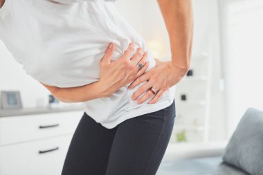 Evi temizlerken ve günlük ev işlerini yaparken yaralanmış..