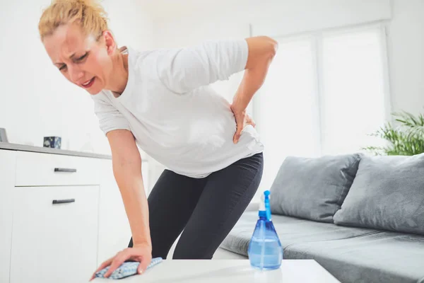 Blessure lors du nettoyage de la maison et des travaux ménagers quotidiens . — Photo