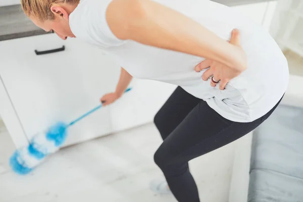 Verletzung beim Putzen des Hauses und bei der täglichen Hausarbeit. — Stockfoto