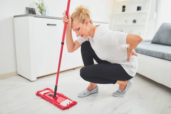 Lesão ao limpar a casa e fazer tarefas domésticas diárias . — Fotografia de Stock