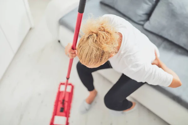 Lesão ao limpar a casa e fazer tarefas domésticas diárias . — Fotografia de Stock