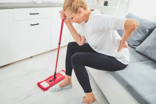 Травма при уборке дома и ежедневной работе по дому . — стоковое фото