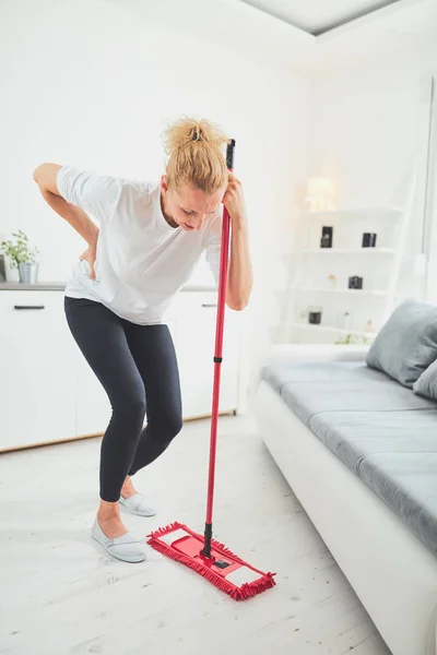 Τραυματισμός κατά τον καθαρισμό του σπιτιού και καθημερινή οικιακή εργασία. — Φωτογραφία Αρχείου